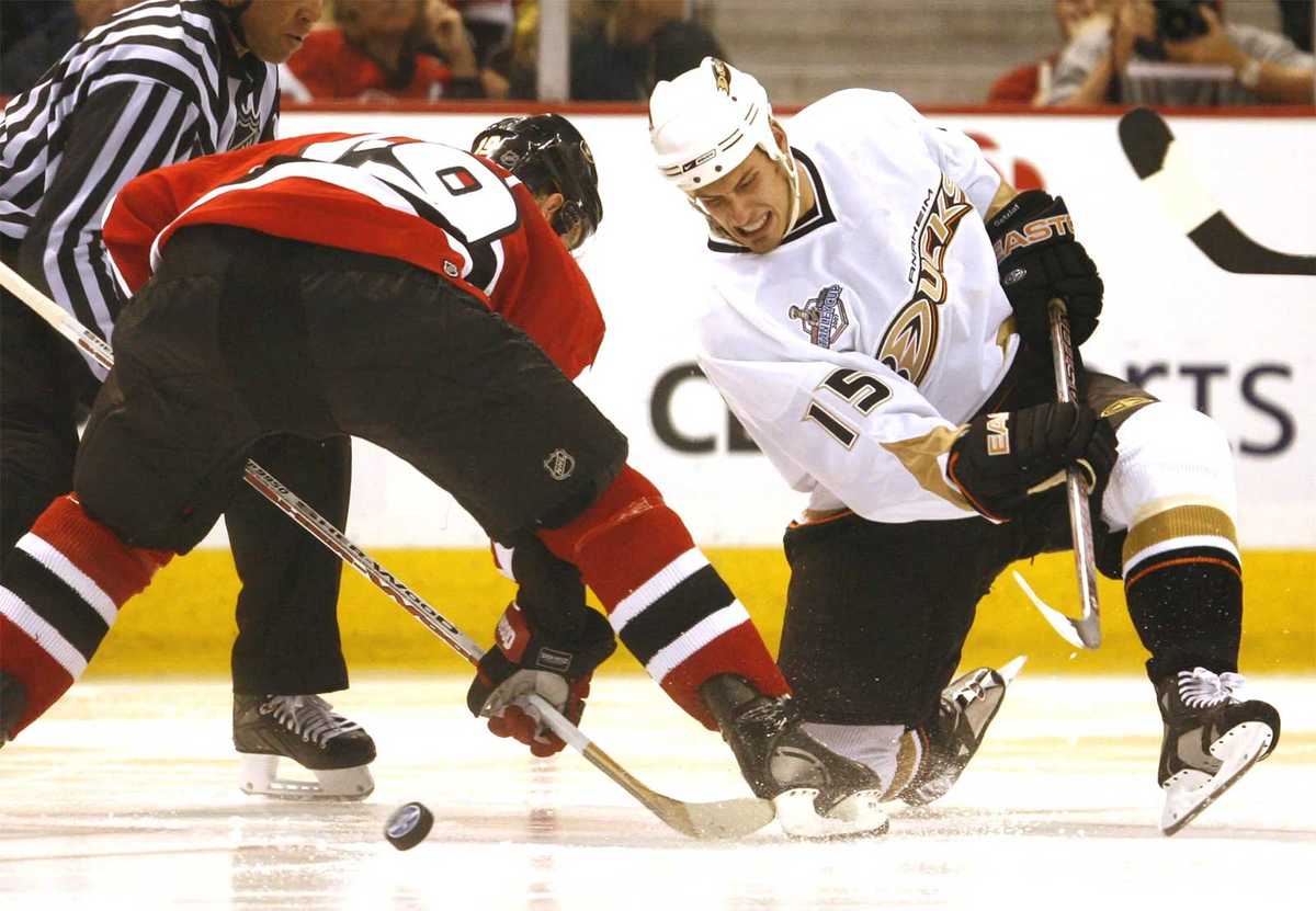 Teemu Selanne skating with the puck toward the net during the 2007 playoffs