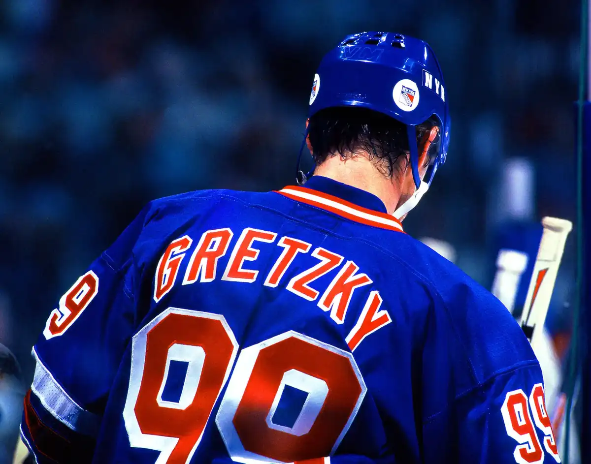 Wayne Gretzky gliding on the ice with his head up, scanning the rink for passing lanes