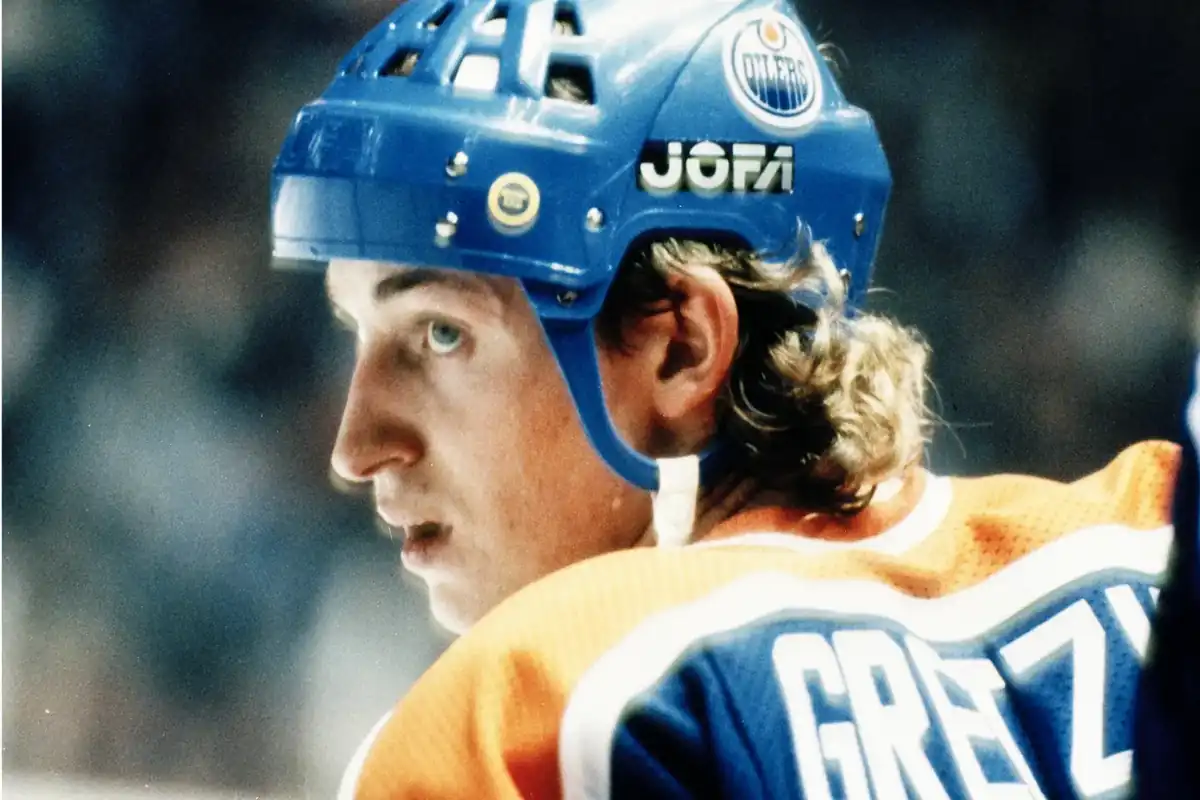 Gretzky carrying the puck into the offensive zone with teammates moving into position