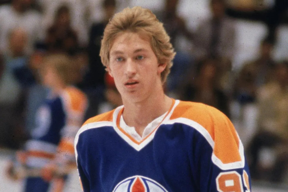 Wayne Gretzky scanning the ice, preparing to make a pinpoint pass during a game
