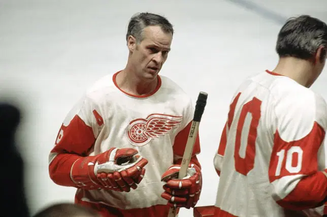 Wayne Gretzky poised on the ice, scanning play with focused anticipation during a game
